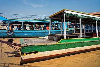 《最终幻想7：重制版》克劳德早期女装设计图 款式还挺多